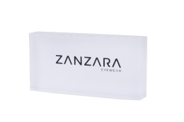 Biała kostka z logo ZANZARA