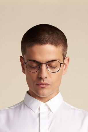 Model z oprawkami okularowymi marki Zanzara Eyewear kolekcja 2020/21 w białej koszuli