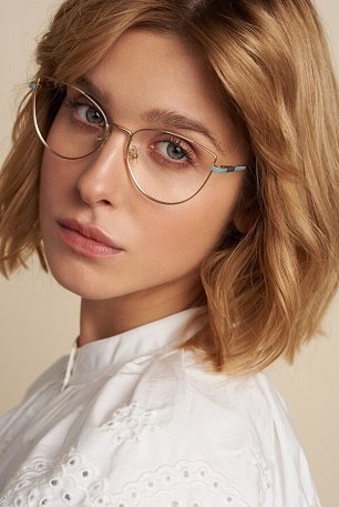Modelka z oprawkami okularowymi marki Zanzara Eyewear kolekcja 2020/21 w białej koszuli