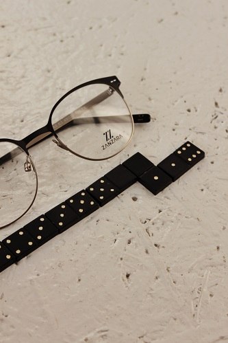 Oprawki okularowe marki zanzara eyewear z czarnym domino